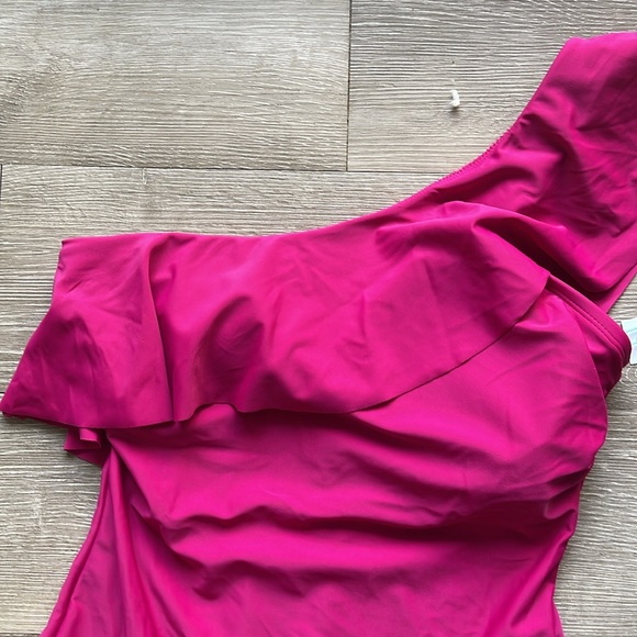 Women one piece bathing suit  NWT fully lined built in bra  
Size M 8-10 Fusia - Picture 2 of 6